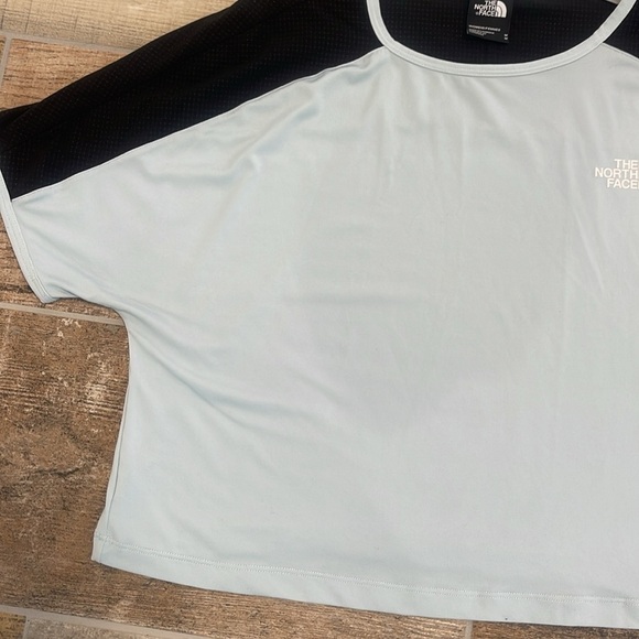 The North Face Women's Blue & Black Cropped Short Sleeve T-Shirt Tee M - Picture 3 of 9